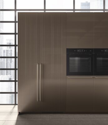 Die Proportionen und die Oberflächen machen die Küche „Musa“ von Scavolini aus. Da es sich um ein modulares System handelt, ist die Planung super flexibel. Die Kombi aus Rillen und glatten Oberflächen wirkt lebendig.