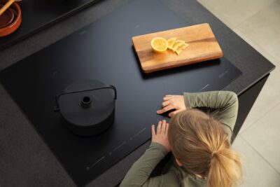 Eine matte Oberfläche bei Induktionskochfeldern ist ein echter Trend und sieht sehr stylish aus.  Es gibt sie auch bei der „Ceran matte line“ von Schott. Das Kochfeld kann unkompliziert gereinigt werden und ist nicht so empfindlich gegenüber Kratzern. Die Bedienelemente sind auf dem Kochfeld gut zu erkennen.

