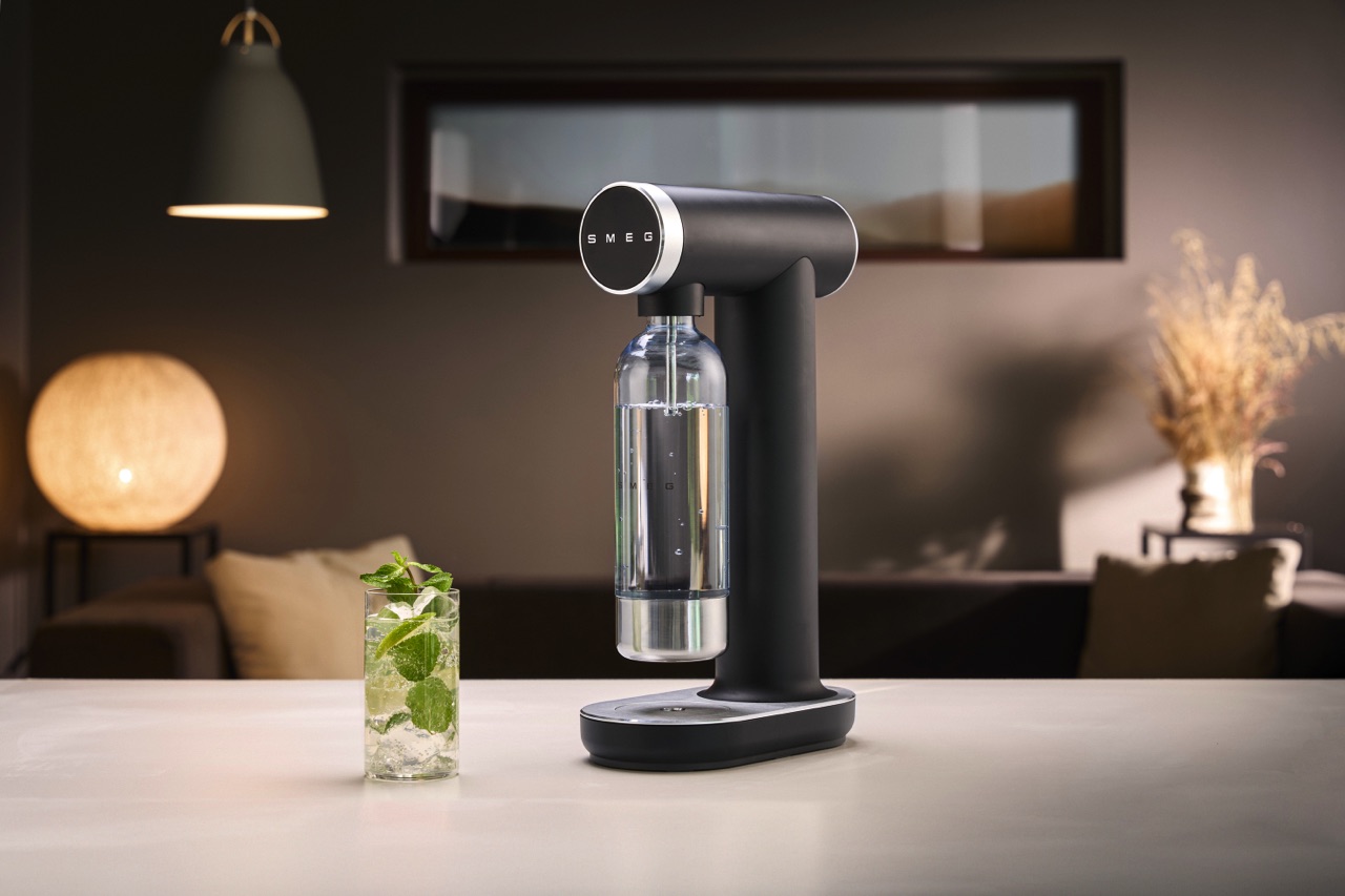 Der Sodamaker von Smeg bietet Erfrischung zu jeder Zeit. Er hat ein unverwechselbares Design und eine hohe Funktionalität. Praktisch ist der intuitive Front-Drehknebel zum Starten der Sprudelfunktion. Er integriert sich nahtlos in das Produktdesign.