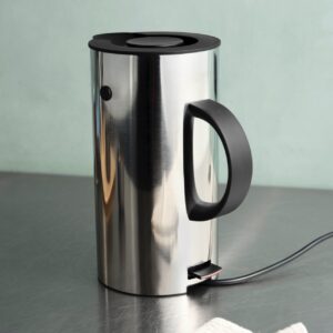 Der Wasserkocher „EM 77“ aus Edelstahl hat das gleiche Design wie die bekannte Stelton-Thermoskanne. Er ist ein echter Blickfang auf der Arbeitsplatte. Entworfen wurde das Design von Erik Magnussen. Der Wasserkocher benötigt wenig Energie und ist sehr umweltfreundlich. Er hat einen herausnehmbaren Kalkfilter, ca. 160 Euro.