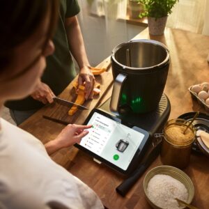 Mit dem neuen Design lässt man den Thermomix gerne auf der Arbeitsplatte stehen. Denn er ist ein echter Eyecatcher. Der „TM7“ von Vorwerk ist besonders leise und hat ein Multi-Touch-Display. Er bietet viele Kochfunktionen und Rezeptideen für jeden Geschmack. Nicht nur rühren und mixen, auch kochen und garen fällt mit dieser Küchenmaschine ganz leicht, ca. 1550 Euro.