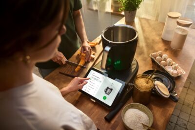 Mit dem neuen Design lässt man den Thermomix gerne auf der Arbeitsplatte stehen. Denn er ist ein echter Eyecatcher. Der „TM7“ von Vorwerk ist besonders leise und hat ein Multi-Touch-Display. Er bietet viele Kochfunktionen und Rezeptideen für jeden Geschmack. Nicht nur rühren und mixen, auch kochen und garen fällt mit dieser Küchenmaschine ganz leicht, ca. 1550 Euro.
