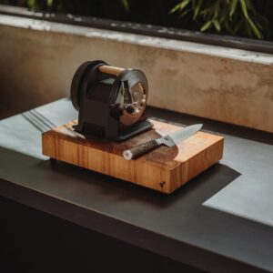Entwickelt für alle, die Wert auf hochwertige Messer legen und sie auch gut pflegen möchten. Die „T-1“ von Tormek ist kompakt und formschön. Sie hat eine langsam laufende feinkörnige Diamantschleifscheibe, die schonend arbeitet. Und sie besitzt eine Abziehscheibe zur finalen Entgratung der Klingen. So gelingt das Schleifen garantiert sehr gut.