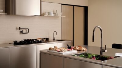 Eine Mischung aus Retro und Zukunftsvision ist die Edelstahlküche. Außergewöhnlich sind die edlen Rundungen. Dazu harmonieren die Armaturen aus der Linie „Tara“ von Dornbracht optimal.