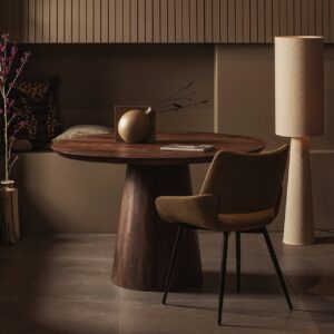Der Tisch in eleganter Wallnuss-Optik ist aus Mangoholz gefertigt. Modern ist die runde Form im Retro-Stil. Dazu passt der ebenfalls braune Armlehnstuhl toll. Alles zu kaufen über Car Möbel.