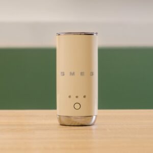 So gut gelingt cremiger heißer oder kalter Milchschaum im Milchaufschäumer von Smeg. Egal ob es sich dabei um Vollmilch oder Hafermilch handelt. Praktisch ist die keramische Antihaftbeschichtung und der abnehmbare Aufschäumeinsatz mit magnetischer Zentrierung für eine einfache Reinigung.