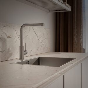 Sauberes, wohlschmeckendes Wasser direkt aus der Küchenarmatur, das bietet Teka an. Neben neuen Edelstahl-Armaturen mit getrennter Wasserführung gehören leistungsstarke Filterkartuschen zum Sortiment. Die separate Wasserführung für gefiltertes Wasser gewährleistet höchste Reinheit. Alle Armaturen sind aus hochwertigem Edelstahl gefertigt und ab 2026 in den Oberflächen Edelstahl und Schwarz erhältlich. Mit ihrem besonders hohen Auslauf bieten sie extra Komfort bei der Befüllung von Flaschen und großen Gefäßen.