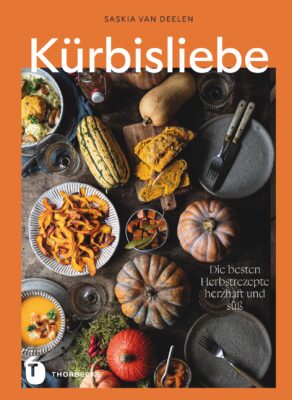 “Kürbisliebe“ von Saskia van Deelen verrät köstliche Herbstrezepte. Fast alles dreht sich dabei um die Vielseitigkeit des Kürbisses, egal ob wärmende Suppe oder feine Süßspeise. Die Rezepte sind unkompliziert und optisch schön aufbereitet. Ein inspirierendes Buch für alle, die saisonale Küche mögen. Im Thorbecke Verlag erschienen, 28 Euro.
