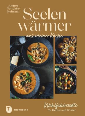 „Seelenwärmer aus meiner Küche“ enthält viele Wohlfühlrezepten für Herbst und Winter. Autorin Andrea Natschke-Hofmann lädt mit vertrauten, wohltuenden Gerichten ein, sich etwas Gutes zu tun. Ob Suppen, Aufläufe oder Desserts, die Rezepte sind einfach nachzukochen und stecken voller Wärme. Sie vermitteln genau das, was der Titel verspricht, kleine Küchenmomente, die Herz und Bauch gleichermaßen füllen. Erschienen bei Thorbecke, 29 Euro. 