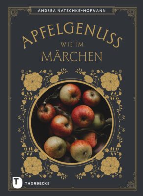 Das Buch „Apfelgenuss wie im Märchen“ von Andrea Natschke-Hofmann zelebriert Äpfel in allen Facetten, egal ob gebacken, raffiniert kombiniert oder mit überraschenden Einfällen. Die Rezepte sind klassisch, aber mit liebevollen Details versehen. Es weckt Kindheitserinnerungen und liefert gleichzeitig neue Ideen, die den Apfel ganz besonders werden lassen. Erschienen bei Thorbecke, 26 Euro.