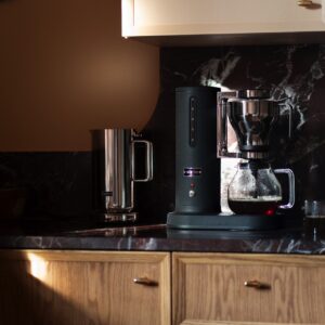 Richtig edel präsentiert sich der „Coffee Maker“ von Aarke. Das liegt auch an der Optik in mattem Schwarz. Die Glaskanne sieht sogar schön aus, wenn sie auf den Frühstückstisch gestellt wird.