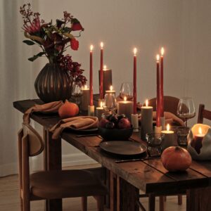 Herbstlich modern mit Beige- und Brauntönen, so sieht der gedeckte Tisch mit Geschirr und Accessoires von Broste Copenhagen aus. Die Kürbisse sind das i-Tüpfelchen für die Deko.