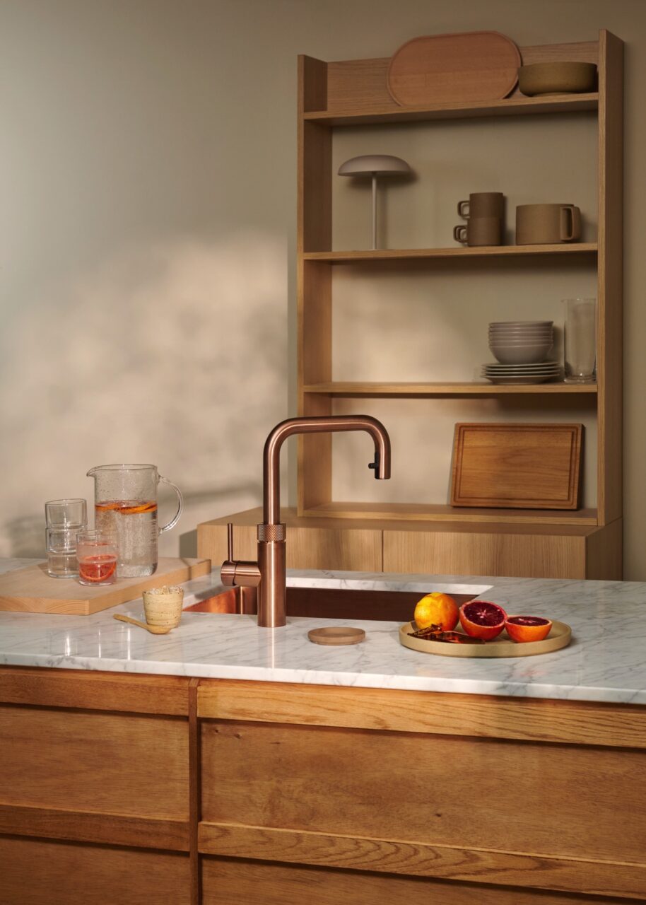 Die Armatur „Flex Square“ von Quooker vereint markante Optik mit Alltagstauglichkeit. Schön ist die eckige Form, hilfreich der flexible Ausziehschlauch. Er macht jede Bewegung mit, beim Abspülen oder Befüllen großer Gefäße. Super edel ist die Farbe „Kupfer Rosé“. Das neue Design bietet auf Knopfdruck 100 Grad kochendes Wasser. Die dadugehörige Technik ist intuitiv. | KÜCHEN JOURNAL Die Armatur „Flex Square“ von Quooker vereint markante Optik mit Alltagstauglichkeit. Schön ist die eckige Form, hilfreich der flexible Ausziehschlauch. Er macht jede Bewegung mit, beim Abspülen oder Befüllen großer Gefäße. Super edel ist die Farbe „Kupfer Rosé“. Das neue Design bietet auf Knopfdruck 100 Grad kochendes Wasser. Die dadugehörige Technik ist intuitiv.