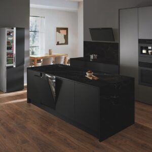 Ausgestattet ist die Maschine von Miele mit drei Bohnenbehältern, 40 Getränkespezialitäten inkl. diversen Teevariationen. Außerdem einer Kaffee- und Teekannen-Funktion, so können zeitgleich zwei Getränke mit nur einem Touch auf dem Display zubereitet werden. 