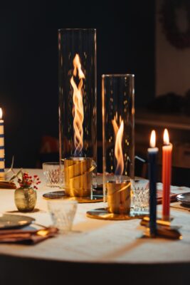 Das Tischfeuer „Spin“ bringt eine wunderbare Lagerfeuer-Atmosphäre auf den Tisch. Die Flamme ist selbst bei Tageslicht gut sichtbar. Sicherheit ist durch das natürliche Bioethanol und den Glaszylinder aus Borosilikatglas gegeben. Es ist standfest und geruchslos. Von Höfats, ca. 210 Euro.