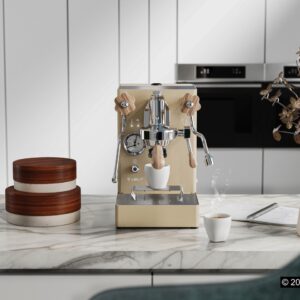 Hier wurde beste Technik für eine Siebträgermaschine mit einem einzigartigen Design verbunden. Die „Mara X“ ist die kompakteste Maschine aus dem Sortiment der Marke Lelit. Sie ist eine Zweikreis-Siebträgermaschine, die für ihre Temperaturstabilität bekannt ist. Sie verfügt über einen 1,8-Liter-Edelstahlkessel und eine leise Vibrationspumpe. 