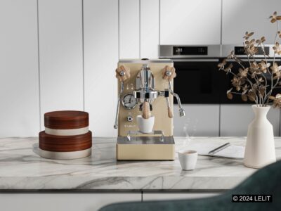 Hier wurde beste Technik für eine Siebträgermaschine mit einem einzigartigen Design verbunden. Die „Mara X“ ist die kompakteste Maschine aus dem Sortiment der Marke Lelit. Sie ist eine Zweikreis-Siebträgermaschine, die für ihre Temperaturstabilität bekannt ist. Sie verfügt über einen 1,8-Liter-Edelstahlkessel und eine leise Vibrationspumpe. 