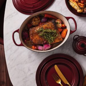 Der Schmortopf aus emailliertem Gusseisen ist nicht nur perfekt zum Kochen, er macht sich auch gut, um das fertige Essen zu servieren. Alles von Le Creuset.