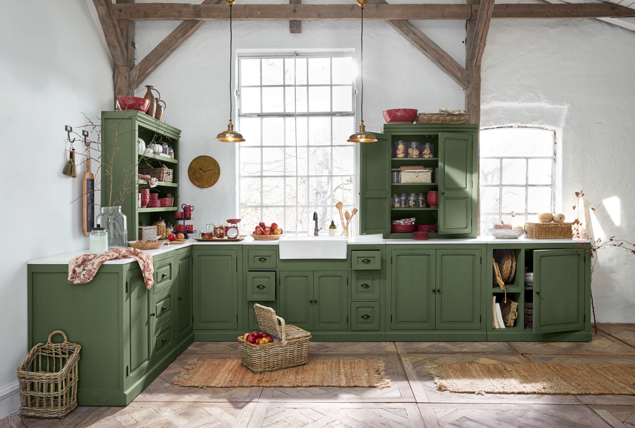 Äpfel machen die salbeigrüne Küche im mediterranen Stil herbstlich. Super dazu passt das rote Geschirr. Weitere Accessoires wie Zweige oder Körbe unterstreichen den Stil. Küchenmöbel „Lansbury“ von Loberon. | KÜCHEN JOURNAL Äpfel machen die salbeigrüne Küche im mediterranen Stil herbstlich. Super dazu passt das rote Geschirr. Weitere Accessoires wie Zweige oder Körbe unterstreichen den Stil. Küchenmöbel „Lansbury“ von Loberon.