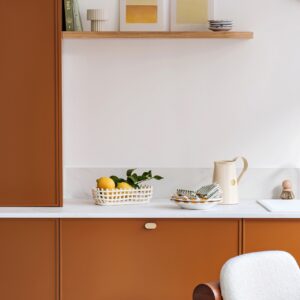 „Sunday Caramel“ heißt der neue Ton, den Plum Living bei seinen Küchenfronten verwendet. Die Farbe ist warm, vielseitig und würzig. Caramel verleiht dem modernen Stil einen zeitgemäßen Twist. Edel wirken die Messingdetails, die den Look ergänzen. Aus hochwertiger Eiche ist die Küche sehr komfortabel und ein optisches Highlight.