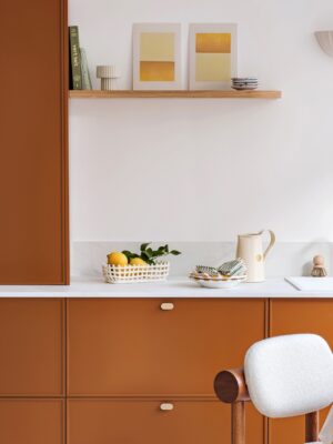 „Sunday Caramel“ heißt der neue Ton, den Plum Living bei seinen Küchenfronten verwendet. Die Farbe ist warm, vielseitig und würzig. Caramel verleiht dem modernen Stil einen zeitgemäßen Twist. Edel wirken die Messingdetails, die den Look ergänzen. Aus hochwertiger Eiche ist die Küche sehr komfortabel und ein optisches Highlight.