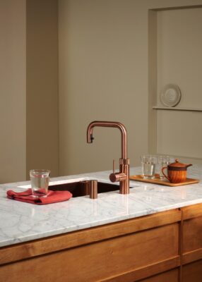 Armatur „Flex Square“ vereint markante Optik mit Alltagstauglichkeit. Schön ist die eckige Form, hilfreich der flexible Ausziehschlauch. Er macht jede Bewegung mit, beim Abspülen oder Befüllen großer Gefäße. Super edel ist die Farbe „Kupfer Rosé“. Das neue Design bietet auf Knopfdruck 100 Grad kochendes Wasser. Die dadugehörige Technik ist intuitiv.