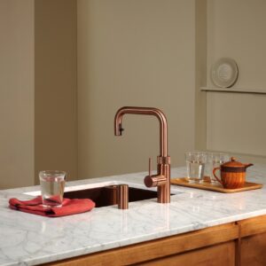 Armatur „Flex Square“ vereint markante Optik mit Alltagstauglichkeit. Schön ist die eckige Form, hilfreich der flexible Ausziehschlauch. Er macht jede Bewegung mit, beim Abspülen oder Befüllen großer Gefäße. Super edel ist die Farbe „Kupfer Rosé“. Das neue Design bietet auf Knopfdruck 100 Grad kochendes Wasser. Die dadugehörige Technik ist intuitiv.