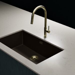 Das „Christadur®“ Becken „Kaia“ ist vielfältig. Das reinigunsfreundliche Material beeindruckt mit einen leichten Perlenschimmer, durch integrierte Glitzer-Pigmente. Das passt perfekt zu unterschiedlichen Stilrichtungen. Das Modell präsentiert sich mit einem schmalen, umlaufenden Rand. Flexibilität steht dabei im Vordergrund, so ist die Serie ist in vier verschiedenen Größen erhältlich.