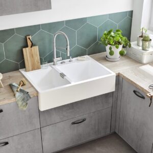 Mit der Serie „Kallio“ interpretiert Schock den Farmhouse-Look neu. Er wirkt zeit-gemäß, klar und funktional. Der Spülstein ist aus „Cristadur® Green Line“ gefertigt. Die matte Optik und die typische Schürzenfront machen das Modell zu einem wah-ren Kunstwerk. Es lässt sich ländlich interpretieren, schmeichelt jedoch auch dem puristischen Stil. Ein Plus ist das Beckenvolumen. Es ist ideal für große Töpfe, Pfannen oder Backbleche.