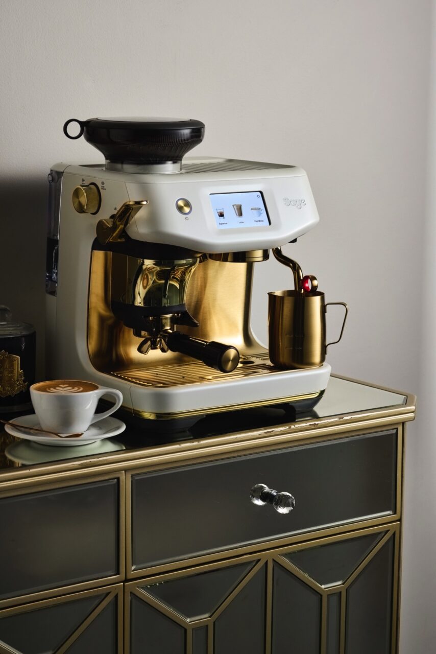 Die Sage „Barista Touch Impress“ ist eine Siebträgermaschine, die eine Reihe von Funktionen bietet, um die Zubereitung von Kaffee zu vereinfachen. So zum Beispiel die Touchscreen-Bedienung. Über ein Farb-Touchscreen-Display können verschiedene Kaffeespezialitäten ausgewählt und die Einstellungen angepasst werden. | KÜCHEN JOURNAL Die Sage „Barista Touch Impress“ ist eine Siebträgermaschine, die eine Reihe von Funktionen bietet, um die Zubereitung von Kaffee zu vereinfachen. So zum Beispiel die Touchscreen-Bedienung. Über ein Farb-Touchscreen-Display können verschiedene Kaffeespezialitäten ausgewählt und die Einstellungen angepasst werden.