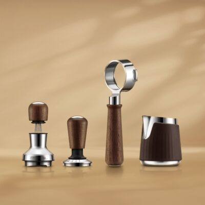 Beim edlen Barista-Zubehör von Sage trifft verarbeitetes Edelstahl auf warmes Nussholz. Tamper, Leveler, Siebträgergriff und Milchkännchen vereinen Funktionalität und Design. Der Tamper ist der Pressstempel für das frisch gemahlene Kaffeepulver. Der Leveler hilft die Kaffeeoberfläche zu glätten und der Siebträgergriff wird in die Maschine eingespannt. Alles für den perfekten Espresso-Moment zu Hause.