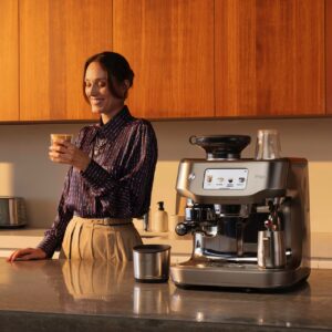 Hersteller Sage möchte mit neuen „Oracle Dual Boiler“ Espressomaschinen die Balance zwischen Komfort und Kontrolle herstellen. Vollautomatische Abläufe machen die Zubereitung unkompliziert. Es ist aber auch möglich von Hand zu steuern und den Kaffee nach eigenen Vorlieben aufzubrühen und vorher zu mahlen. Durch die Kombination aus manuellem und automatischem Modus kann man zwischen den beiden Zubereitungen wechseln.