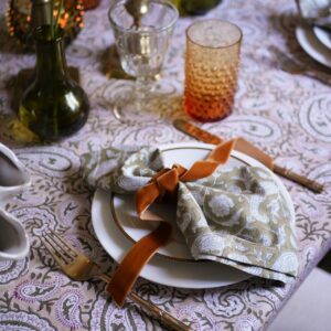 Der Mustermix mit verschiedenen Paisleys, Samt, verspielte Gläser, die Farbe Grün – all das fügt sich zu einem harmonischen Ensemble auf dem Tisch zusammen. Die Ausstrahlung ist warm und elegant zugleich, alles von The Salonette.