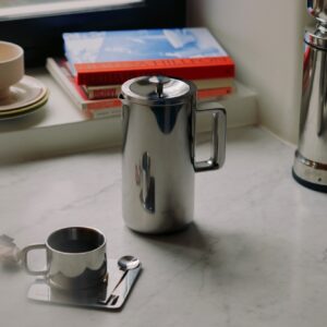 Die „French Press“ von Aarke ist eine Kaffeepresse aus Edelstahl. Bis zu drei Stunden warm bleibt das Getränk in dem doppelwandigen, vakuumisolierten Korpus. Sie zeichnet sich durch ein zeitloses, skandinavisches Design aus.
