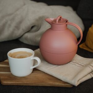 Es gibt die Kugelkanne schon über drei Jahrzehnte. Immer wieder bringt Hersteller Alfi dafür neue Farben auf den Markt. Von Innen überzeugt die schöne Isolierkanne in „Ash Rose“ mit hygienischem wie pflegeleichtem Hartglaseinsatz. Sie garantiert 12 Stunden heiße oder 24 Stunden gekühlte Getränke.