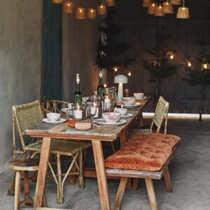 Im etwas geschützten Bereichen, zum Beispiel in einer Garage, kann ein winterliches Dinner stattfinden. Hübsch sind dafür Materialine wie Samt, Holz und Rattan und viele Lichter. Alles von Madam Stoltz. Tipp: Legen Sie Wolldecken bereit, damit keiner friert.