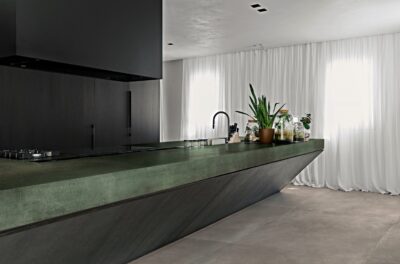 Einen wirklich monumentalen Charakter hat diese Insel. Die Kollektion „Formatech“ ist aus der Zusammenarbeit der Unternehmen Florim und Gensler entstanden. Beide wollen Oberflächen schaffen, die über reine Produkte hinausgehen und zu Designobjekten werden. Besonders ist die Neigung der Insel. Die Keramikoberfläche „Cure“ wirkt sehr authentisch, sie ist in drei Stärken erhältlich.