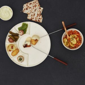 Der elegante Porzellanteller ist Teil der Serie „Coppa Sencha“ von ASA Selection. Er begeistert durch eine leicht strukturierte Anmutung mit naturfarbenen Sprenkeln und wirkt puristisch und hochwertig. Er ist mikrowellen-, -ofen- und spülmaschinengeeignet. Ideal für einen stilvoll gedeckten Tisch. 