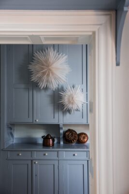 Zarte Papiersterne in reinem Weiß setzen feine Winterakzente und sind die perfekte Ergänzung zu pudrigen Pastelltönen und skandinavischer Leichtigkeit, von Alde & Lind. Mit etwas kreativem Geschick lassen sich so hübsche Sterne auch aus Butterbrottüten selbst basteln.