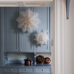 Zarte Papiersterne in reinem Weiß setzen feine Winterakzente und sind die perfekte Ergänzung zu pudrigen Pastelltönen und skandinavischer Leichtigkeit, von Alde & Lind. Mit etwas kreativem Geschick lassen sich so hübsche Sterne auch aus Butterbrottüten selbst basteln.