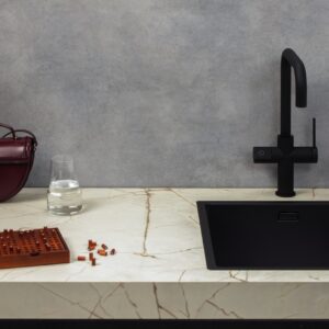 Mit dem Design „Industrial Force“ interpretiert Hersteller Dekker den Trend zur urbanen Klarheit neu. Die beeindruckende Marmoroptik der Arbeitsplatte verschmilzt mit dunklem Metall von Spüle und Armatur und wird zu einer futuristisch inspirierten Industrieküche. An dem Stil lässt sich auch erkenne, dass der eher nüchterne Trend durchaus wohnlich aussehen kann. Der innovative Werkstoff ist nachhaltig, die Produktion erfolgt CO2-neutral und soziale Standards sind dem Hersteller wichtig.