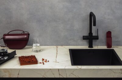 Mit dem Design „Industrial Force“ interpretiert Hersteller Dekker den Trend zur urbanen Klarheit neu. Die beeindruckende Marmoroptik der Arbeitsplatte verschmilzt mit dunklem Metall von Spüle und Armatur und wird zu einer futuristisch inspirierten Industrieküche. An dem Stil lässt sich auch erkenne, dass der eher nüchterne Trend durchaus wohnlich aussehen kann. Der innovative Werkstoff ist nachhaltig, die Produktion erfolgt CO2-neutral und soziale Standards sind dem Hersteller wichtig.