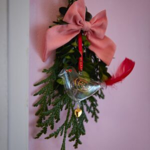 Ein Zweig als Statement. Mit einer hübsch gebundenen Schleife und dem wunder-schönen Weihnachtsvogel von Holmegaard aus Glas, wirkt er leicht, luftig und über-raschend modern.