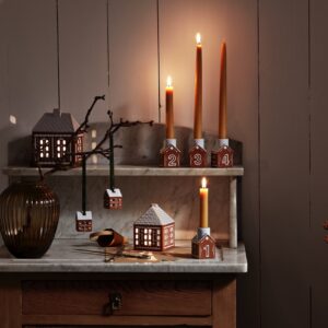 Essbar sind sie leider nicht, die winterlichen Porzellanhäuschen im Lebkuchenstil. Sie spielen mit Licht und Schatten und fangen den weihnachtlichen Zauber für die Küche ein. Die Häuser sind alle von Kähler.