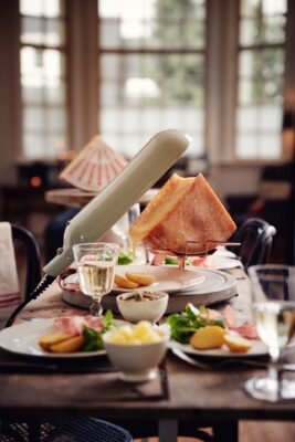 Käsefondue ist besonders lecker und würzig. Dafür am besten Schweizer Käse wählen. Er ist ein reines Naturprodukt aus einheimischer Milch, der nach jahrhundertealten Rezepturen und traditioneller Handwerkskunst hergestellt wird. Einzigartig ist das Schweizer Reinheitsgebot, das Käse ohne künstliche Zusätze garantiert.