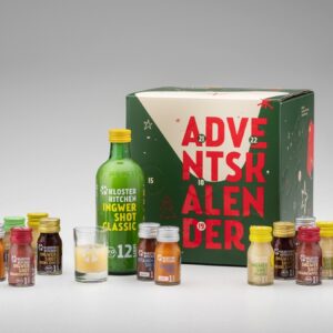 Der Kalender von Kloster Kitchen richtet sich an Genießer, die in der Adventszeit statt Schokolade lieber etwas Frisches haben wollen. Hinter 24 Türchen verbergen sich Bio-Ingwer-Shots in jeweils unterschiedlichen Geschmacksrichtungen, unter anderem Granatapfel, Ananas und Beere Zimt, ca. 63 Euro.