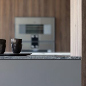 Grau Ton-in-Ton, das wirkt super edel. Im Interior Design ist Materialvielfalt angesagt. Die Steinoptik ist so gelungen, dass der Unterschied zum Echtmaterial kaum erkennbar ist. Einen wichtigen Anteil daran hat die Kante. Die Palette an Kantenbändern hat sich generell erweitert, auch Hersteller Rehau hat da einiges zu bieten, so die Linie „Raukantex“. 