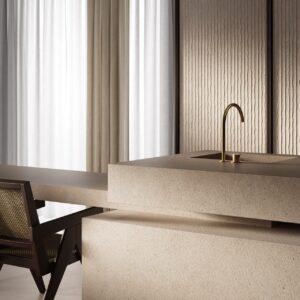 Mit einer klaren und raffinierten Sprache kommt die Oberfläche von Sapienstone daher. Die weiche Farbe „Crema Neve“ ist eine Hommage an den natürlichen Stein in seiner zartesten Ausdrucksform. Die hellen Creme-Nuancen schaffen eine visuelle Harmonie, die die Helligkeit des Raumes verstärkt und ihn einladend wirken lässt.  