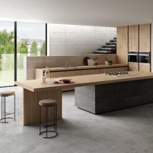 Stein trifft auf Holz und verbindet beides sehr stilvoll miteinander. Die Steinoptik „Rovere“ von Sapienstone bringt mit ihrer markanten Maserung Wärme und visuelle Tiefe in die Küche. Das wird durch das Holz der Fronten und der Arbeitsplatte super ergänzt. Zur großflächigen Insel passt die sehr dicke Holz-Arbeitsfläche gut. Das wirkt rustikal und zeitgemäß zugleich.