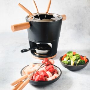 Das Fondueset „Titlis“ ist von Stöckli. Es eignet sich für Käse-, Fleisch- und Schokoladenfondue. Es hat eine kompakte Größe von 16 Zentimeter Durchmesser. Das ist perfekt für etwa vier Personen. Hübsch ist das schlichte Design.